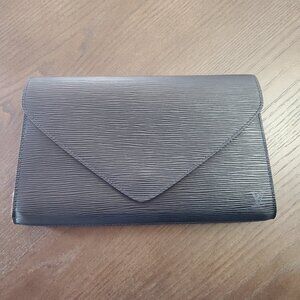 LV BLACK EPI CLUTCH (PEELING IN POCKET)